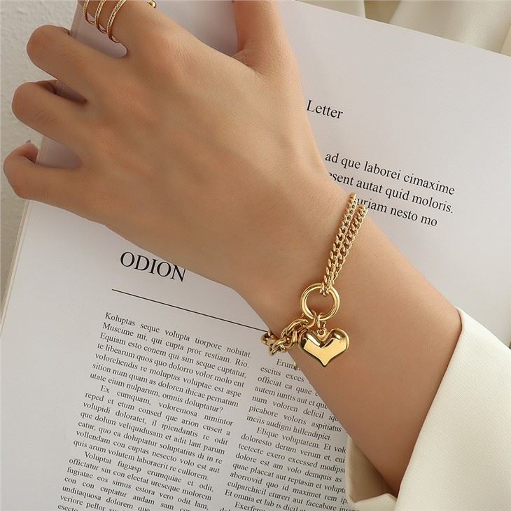 chain bracelet with heart charm